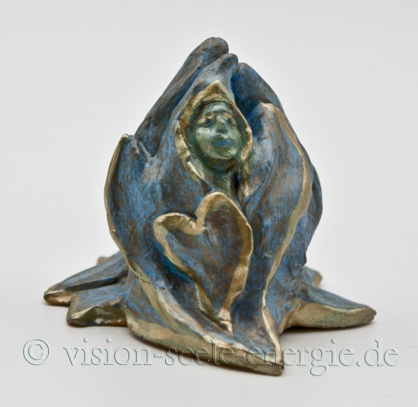 Heilende Flamme in Blau - Skulptur aus luftgetrockneter Modelliermasse